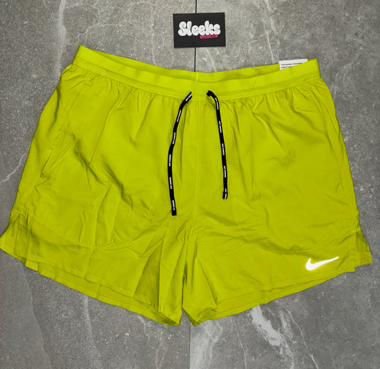 Nike Stride Shorts Bright Cactus