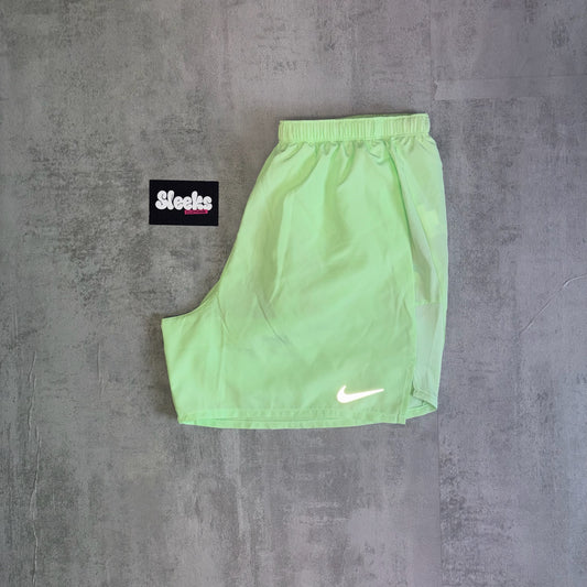 Nike Challenger Shorts Vapour Green