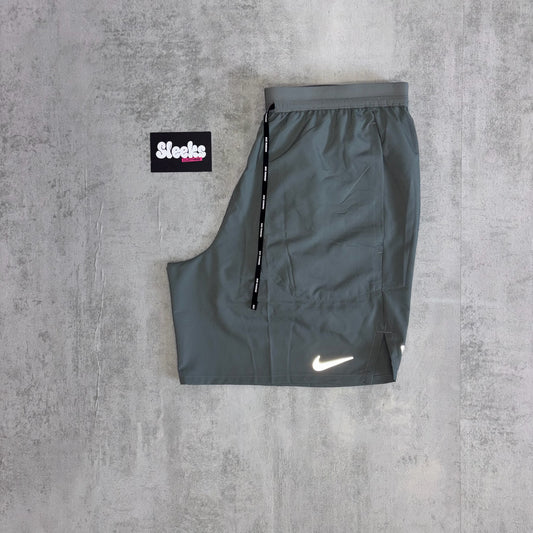 Nike Stride Shorts Grey